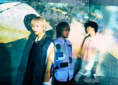 そうして超えた夜の先に散る茜を